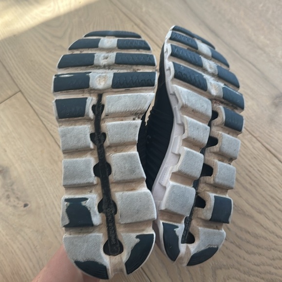 On Running Cloudswift Black and White Sneakers W8 - Picture 5 of 6